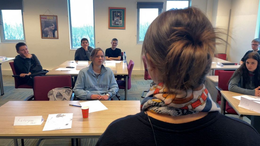 Ondanks de omstandigheden zijn Nataliia en haar leerlingen blij met wat afwisseling en wordt er ook veel gelachen in de klas.