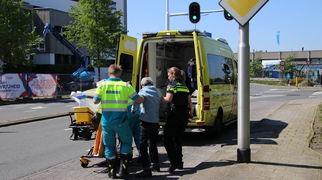 Man slaat om zich heen op straat: drie gewonden