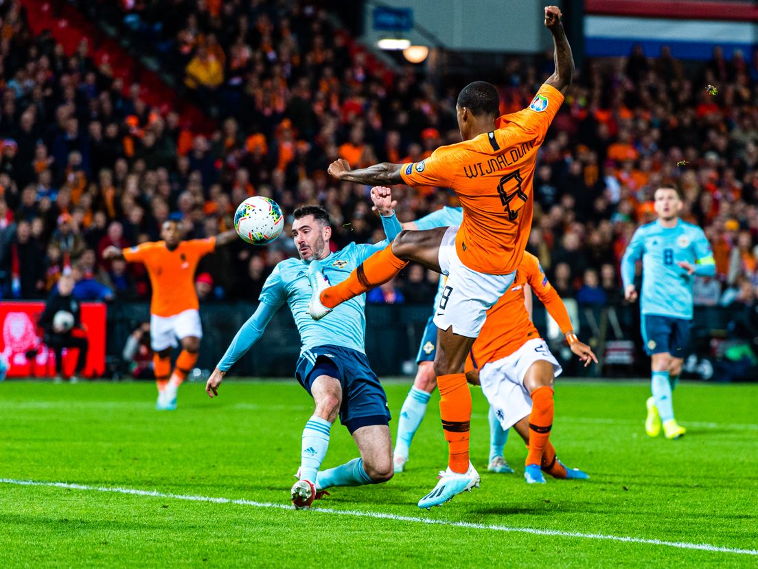 Georginio Wijnaldum vorig jaar in actie met Oranje in De Kuip.