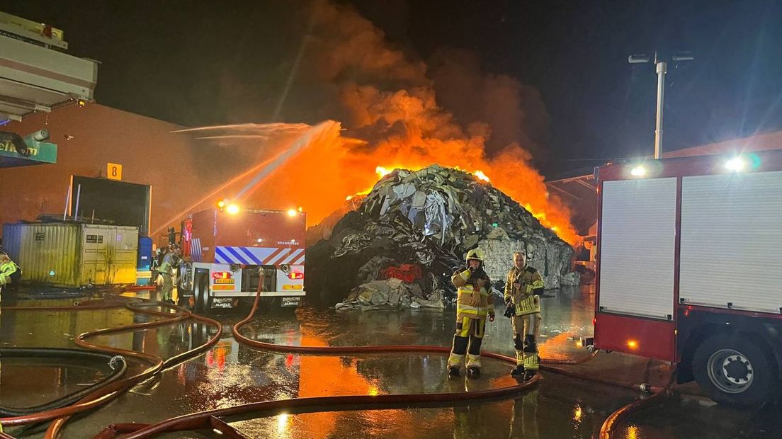 Een grote brand in een bult afval in Genemuiden