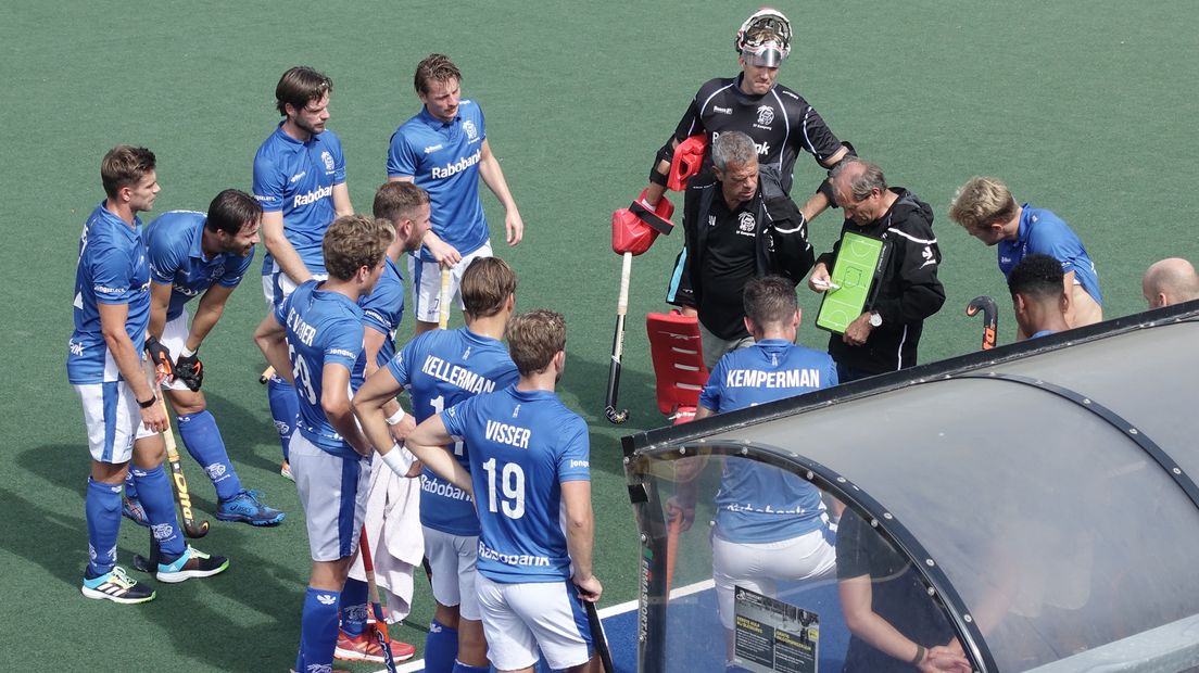 Coach Roelant Oltmans geeft instructies aan zijn spelers