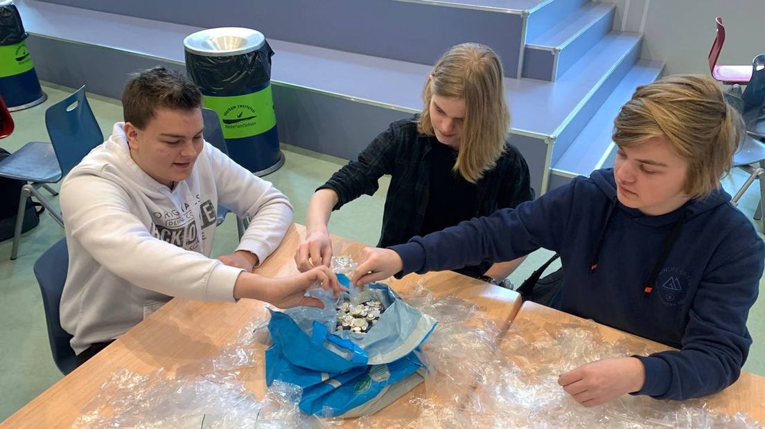 Zelfs in de vakanties en in de pauze zijn leerlingen bezig met het verzamelen en tellen van knopen