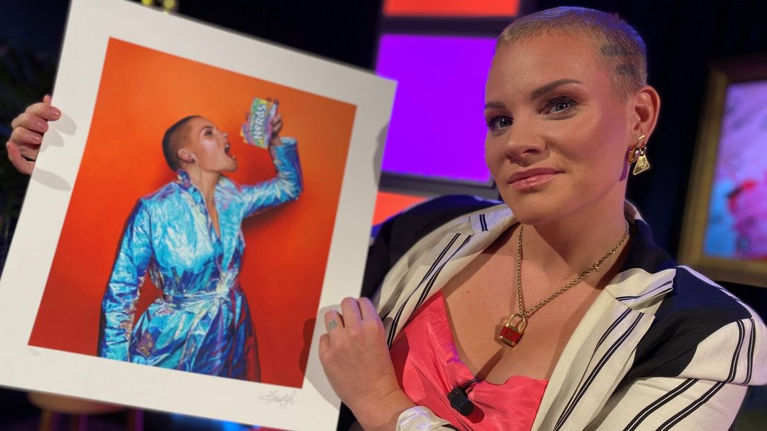 Maudy Alferink met een van haar werken