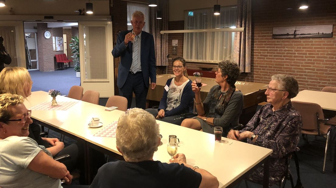Hoekstra heft het glas met dorpelingen