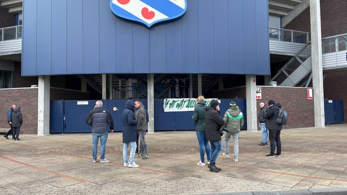 Een handjevol FC-supporters demonstreert bij het Abe Lenstra Stadion in Heerenveen.
