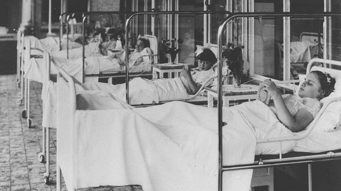 Patiëntjes in de buitenlucht bij sanatorium Dekkerswald