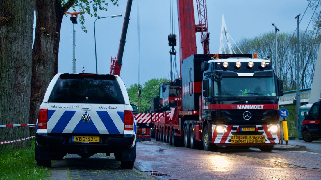 Zaterdagavond wordt het takelwerk alvast voorbereid