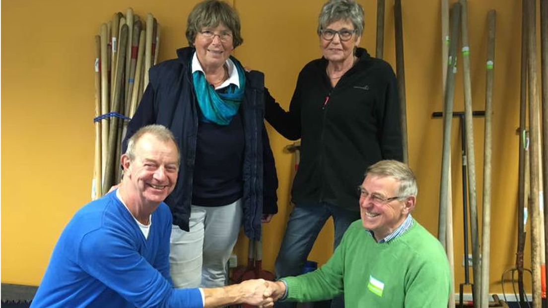 De vrijwilligers van Landschapsbeheer Drenthe in Anderen met links Lina Buitendijk en Hans Geurts en rechts Madzy Titsing en Arend Smeenge (Rechten: RTV Drenthe)