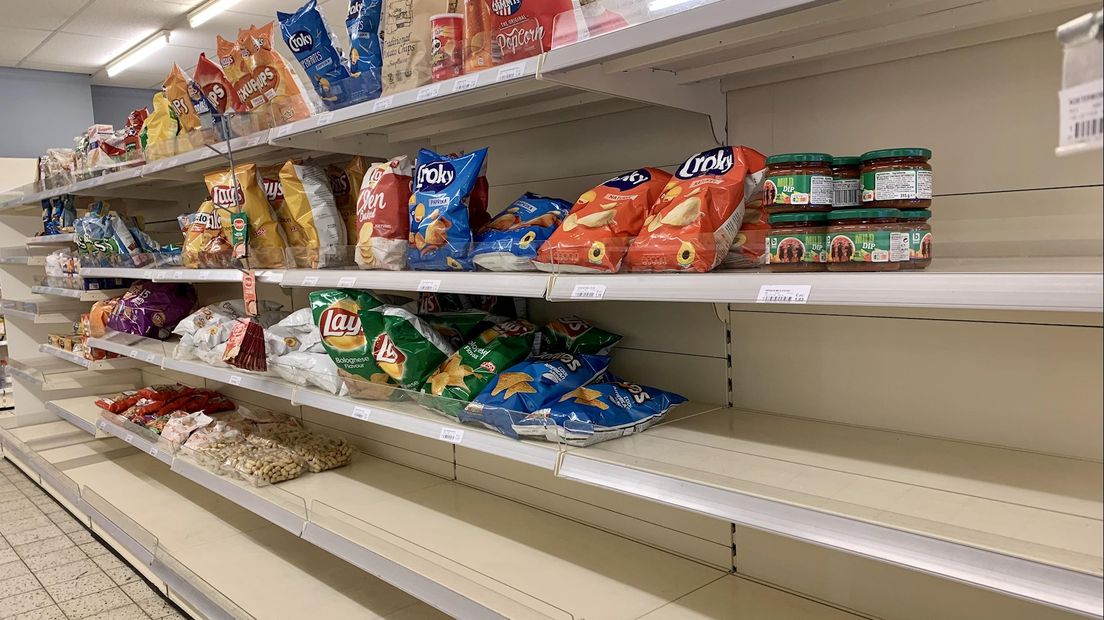 Lege schappen bij de supermarkt in Harbrinkhoek