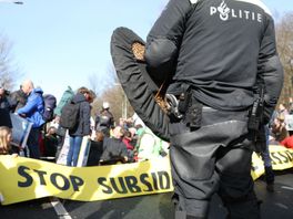 Demonstranten blokkeren A12, snelweg deels weer open