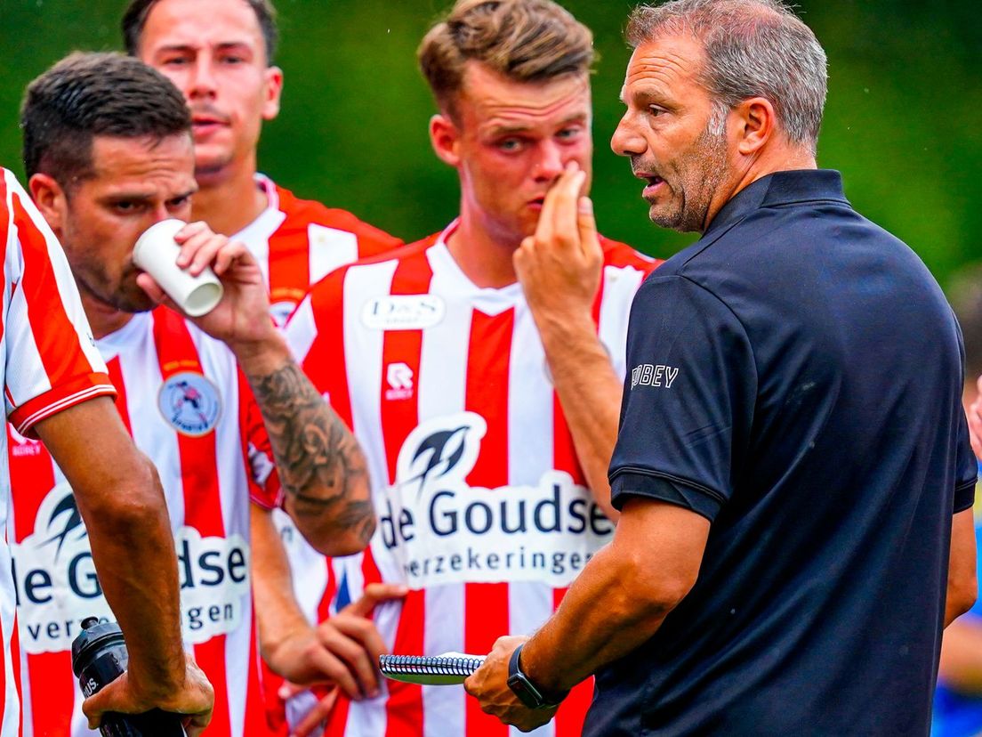 Maurice Steijn (rechts) spreekt zijn spelers toe.