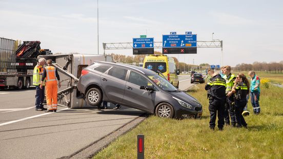 Caravan crasht op A1 bij Baarn