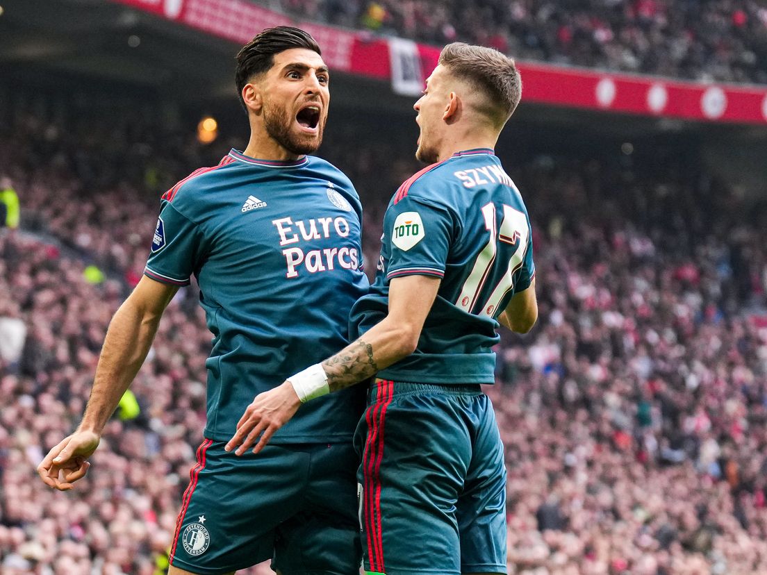Aangever Alireza Jahanbakhsh en doelpuntenmaker Sebastian Szymanski vieren de 2-2 bij Ajax-Feyenoord