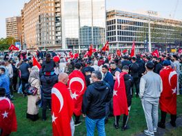Honderden Turkse Rotterdammers de straat op nadat Erdogan verkiezingswinst claimt, Hofplein afgesloten voor verkeer