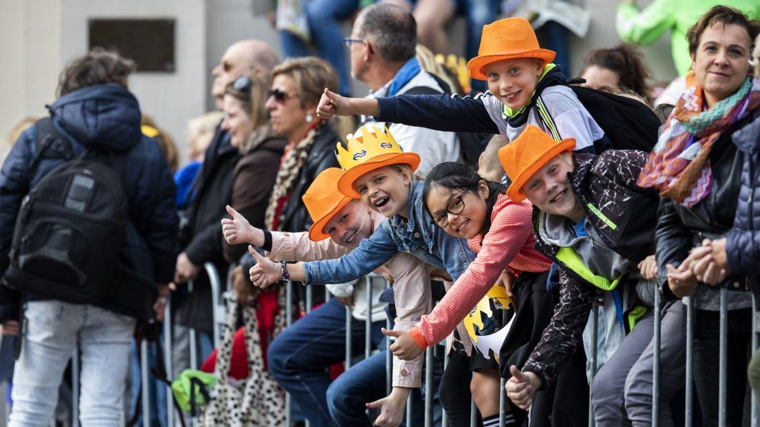 Kinderen wachten op de Glazen Koets tijdens Prinsjesdag