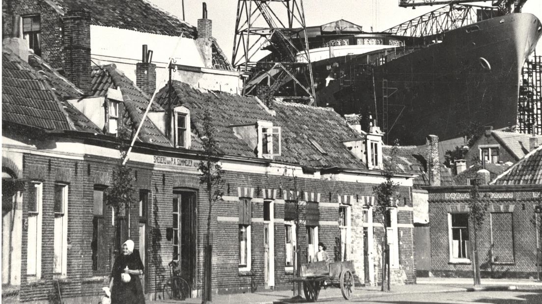 foto van Dert - 1946 stadsgezicht vanuit Hobeinstraat met op achtergrond bouw Willem Ruys bij De Schelde