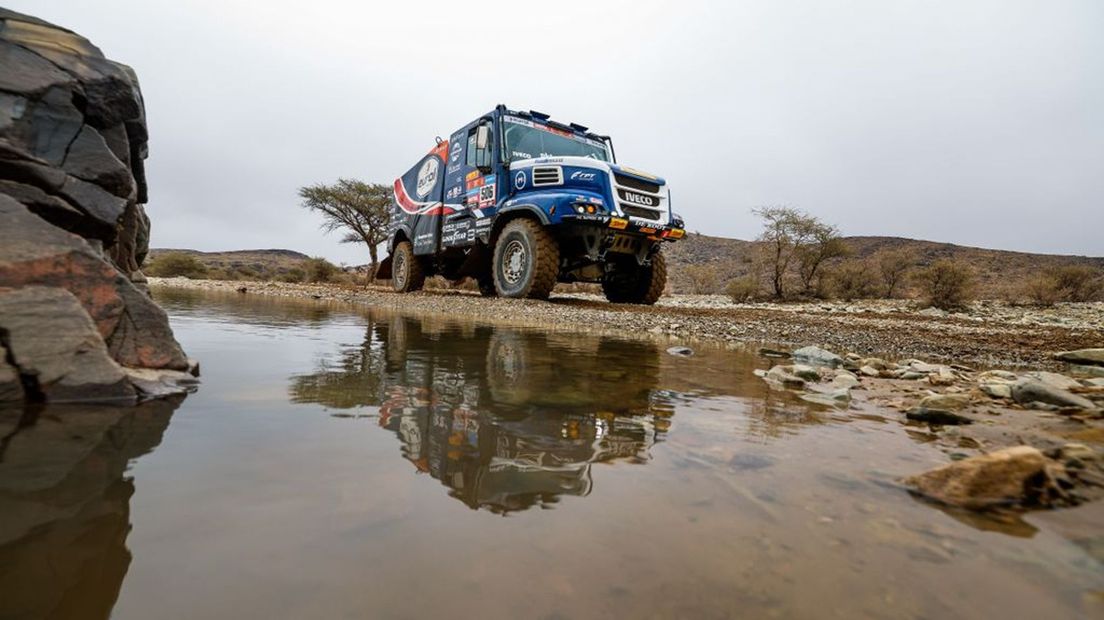Martin van den Brink en zijn truck in nat Saoedi-Arabië.