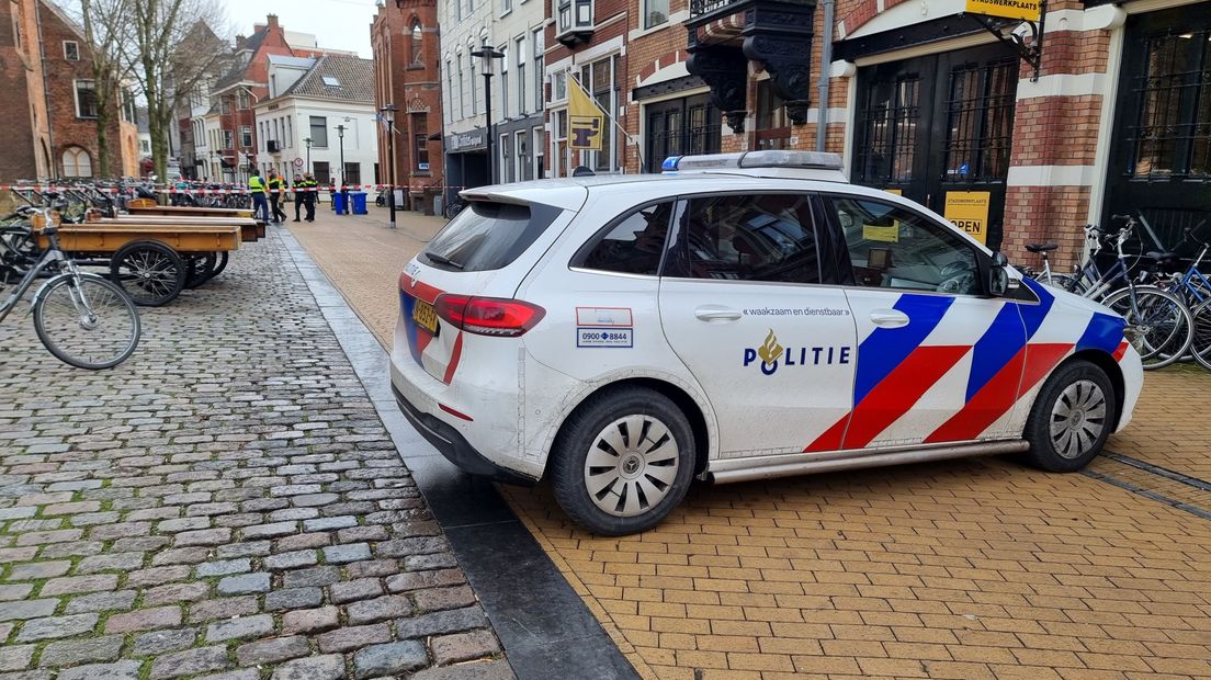 Het pand aan het Akerkhof is ontruimd en de straat is afgezet