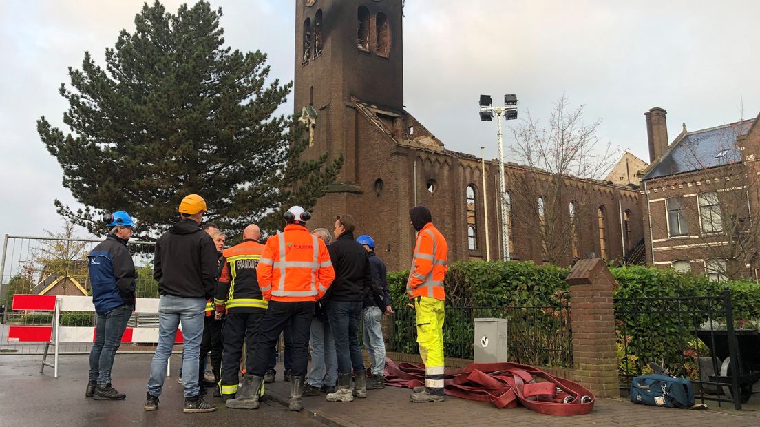 Bouwinspecteurs bekijken de situatie bij de kerk in Hoogmade. I