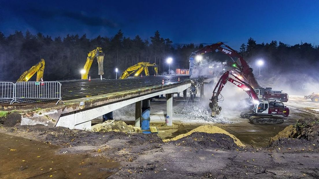 Het viaduct boven de A1 wordt gesloopt.
