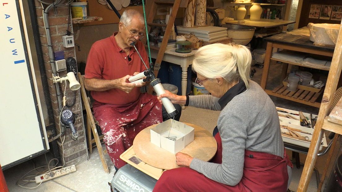 Wied en Diederik Heyning aan het werk in hun atelier