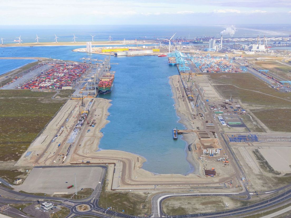 Havenbedrijf Rotterdam werkt aan ruim 1800 meter nieuwe kademuren in de Prinses Amaliahaven