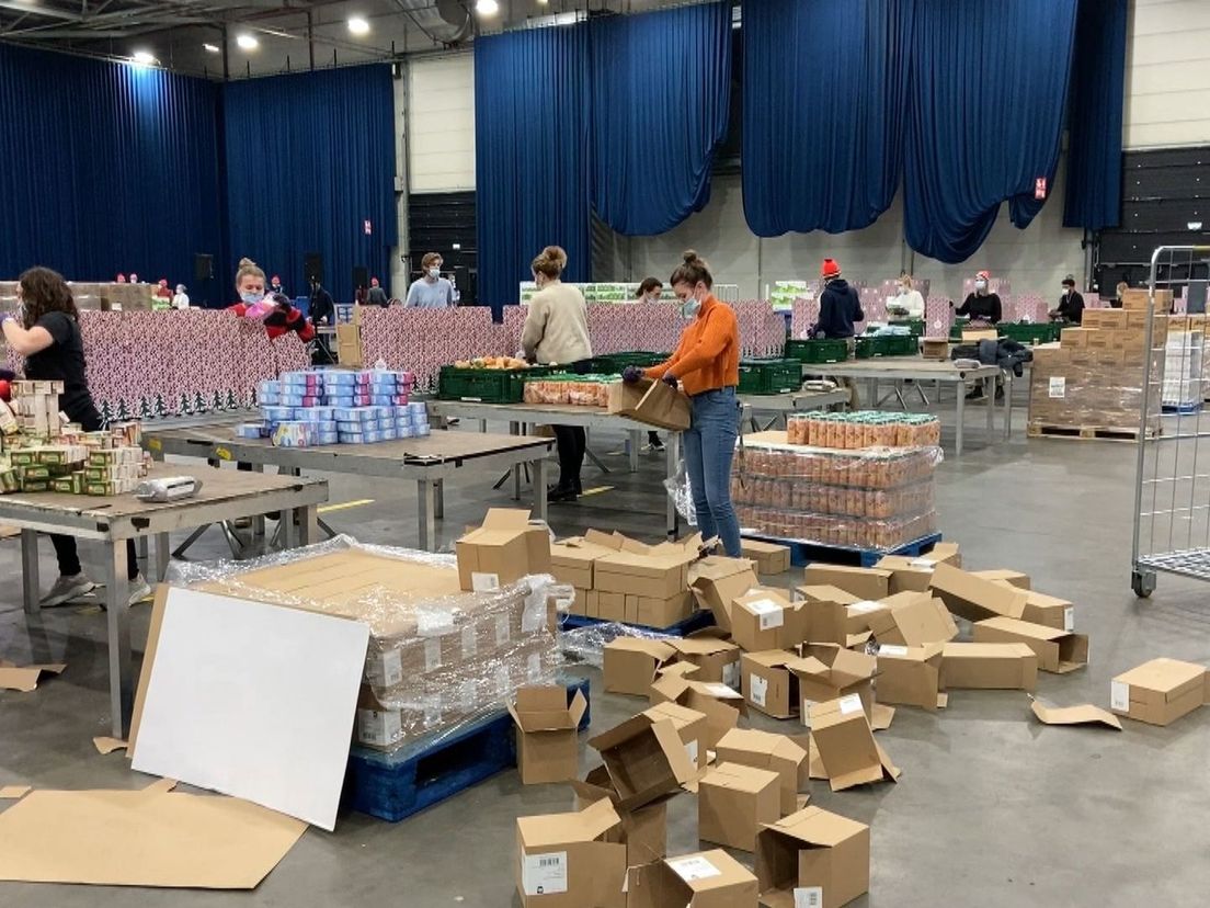 Tienduizenden kerstpakketten worden ingepakt in Ahoy voor de voedselbanken (Archief)