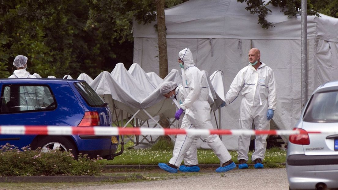 Forensische experts in Marum nadat het lichaam van Elzinga is ontdekt