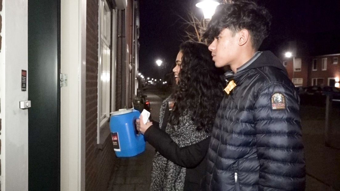 Molukse jongeren collecteren de hele week in Elst