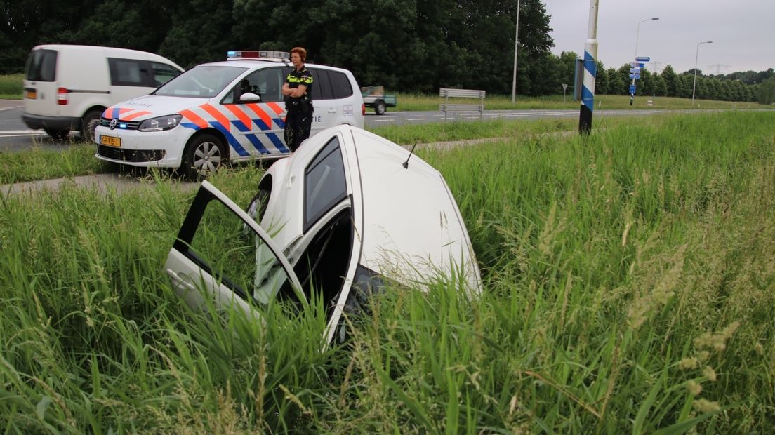 Man met auto in de sloot in Kapelle