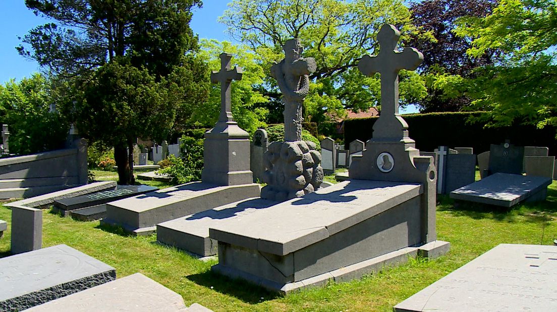 Een  aantal graven op de begraafplaats