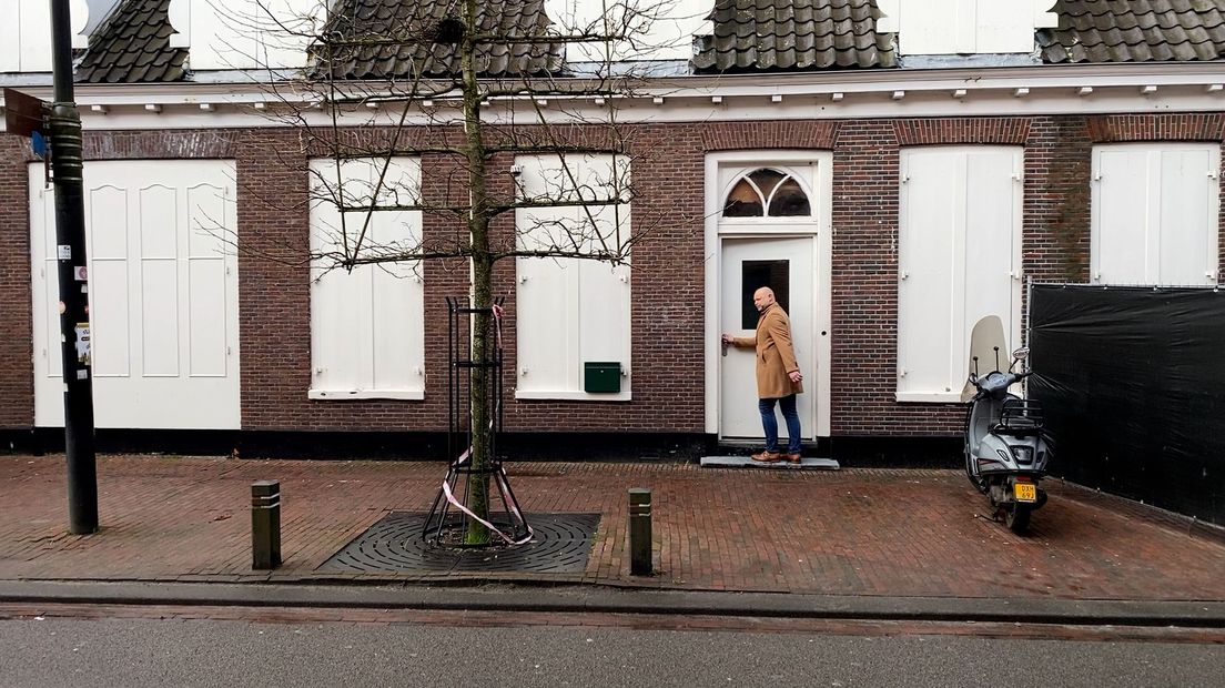 Gaby bij het monumentale pand aan de 2e Dorpsstraat waar straks weer tot diep in de nacht gedanst kan worden