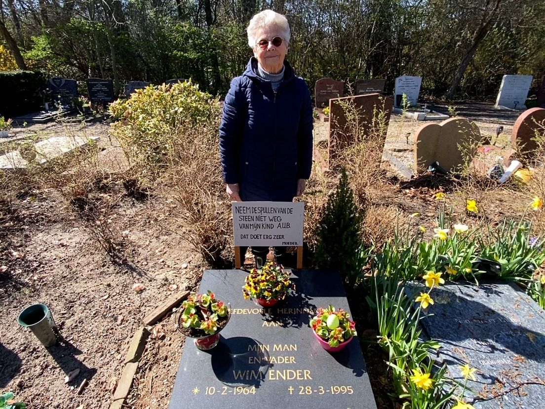 Ten einde raad plaatst de 81-jarige Ida een bord bij het graf van haar zoon om diefstal van spullen tegen te gaan