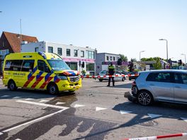Kop-staartbotsing met ambulance in Capelle | Fietser zwaargewond, auto rijdt door