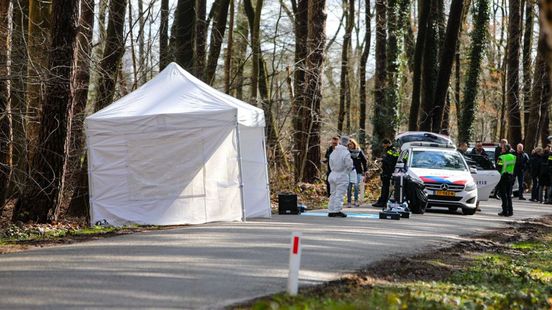 Politie doet groot onderzoek na vondst lichaam in bos