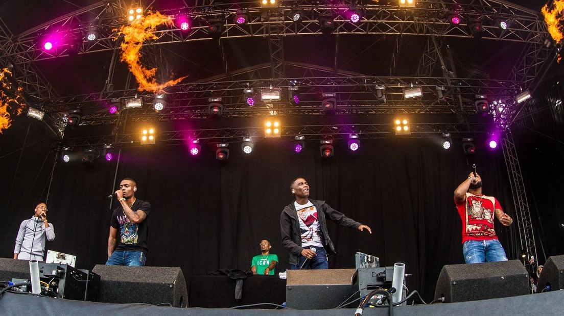Rapgroep Broederliefde treedt op in Vlissingen tijdens 5 mei
