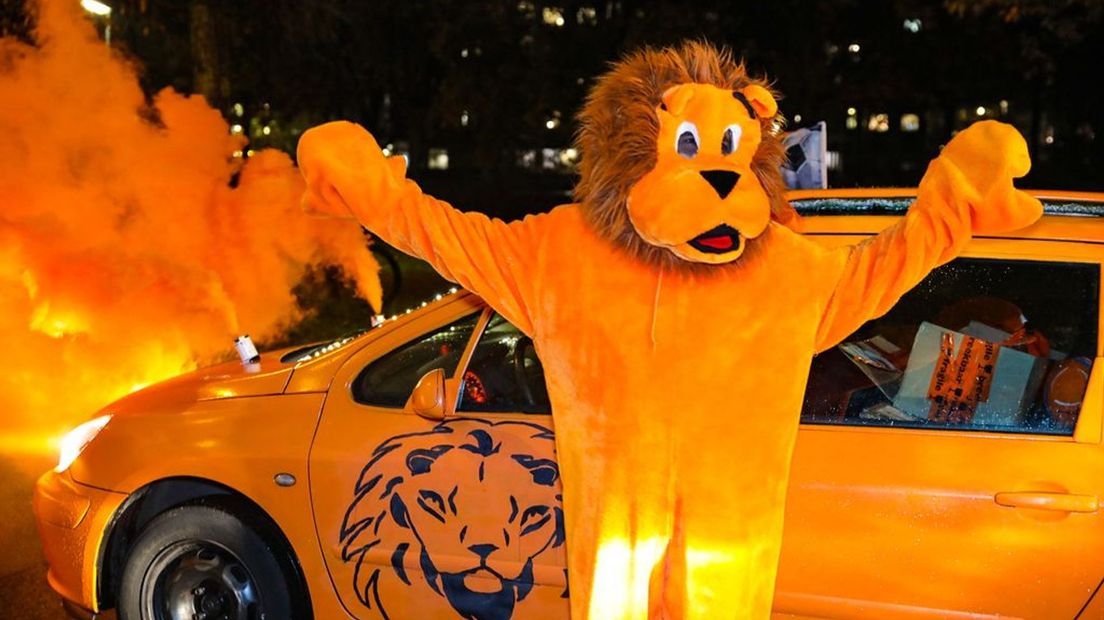 Een oranje leeuw viert de eerste WK-overwinning.