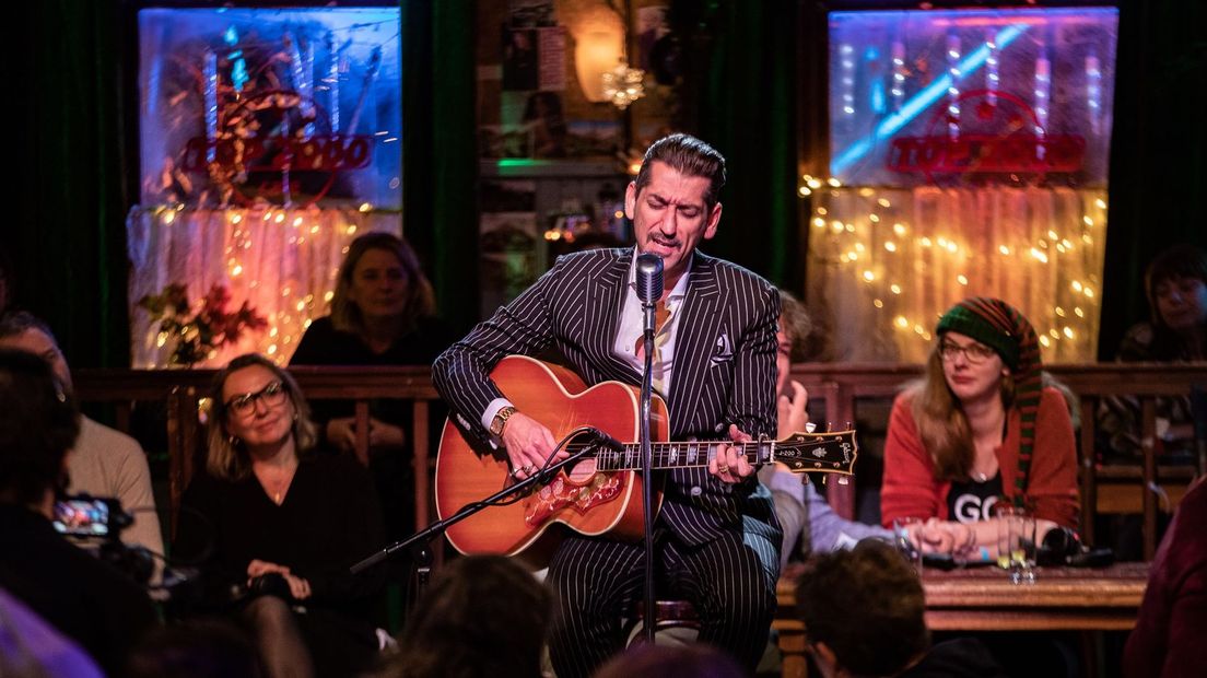 Danny Vera speelt zijn nummer Roller Coaster in het Top 2000 café (2021)