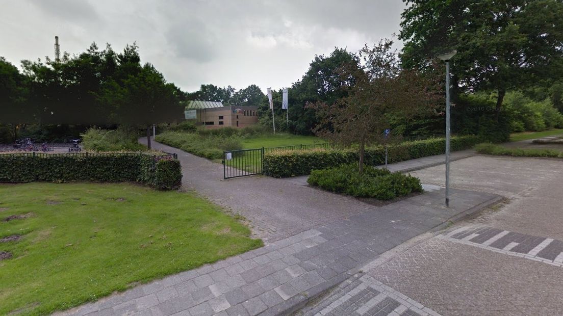 De plek waar Elzinga werd omgelegd, voor de ingang van zwembad Wotterwille in Marum