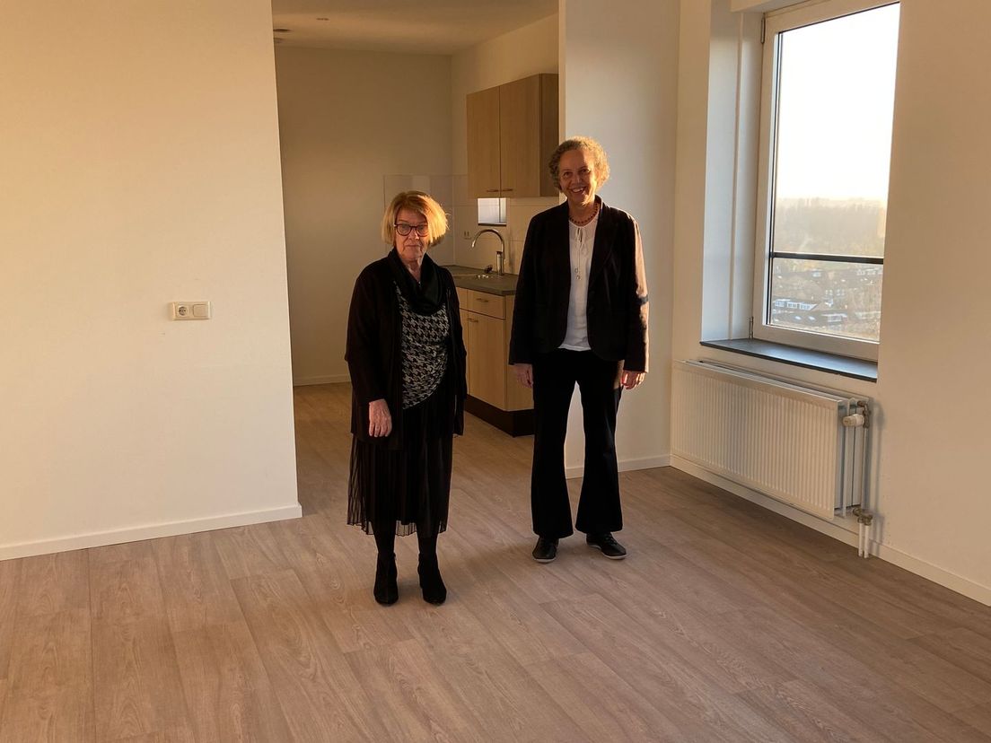Rina de Groot van de huurdersvereniging van de SOR en buurvrouw Henna in een net opgesplitst appartement