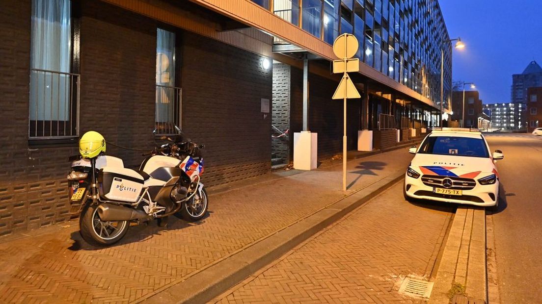 Politie bij de flat aan de Molendwarsstraat