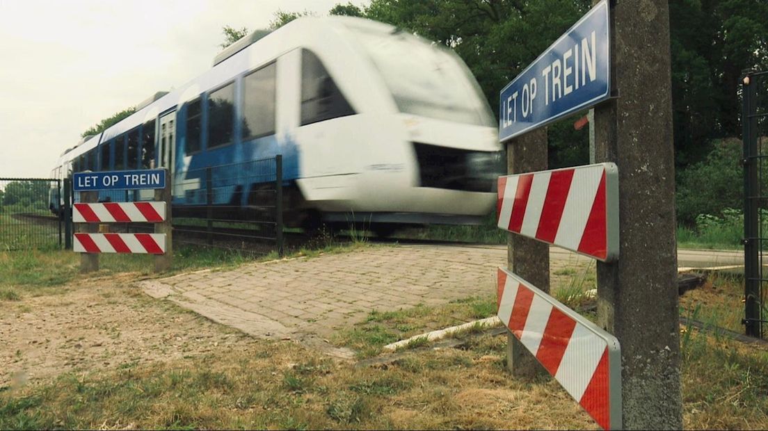 Onbewaakte spoorwegovergang in Goor