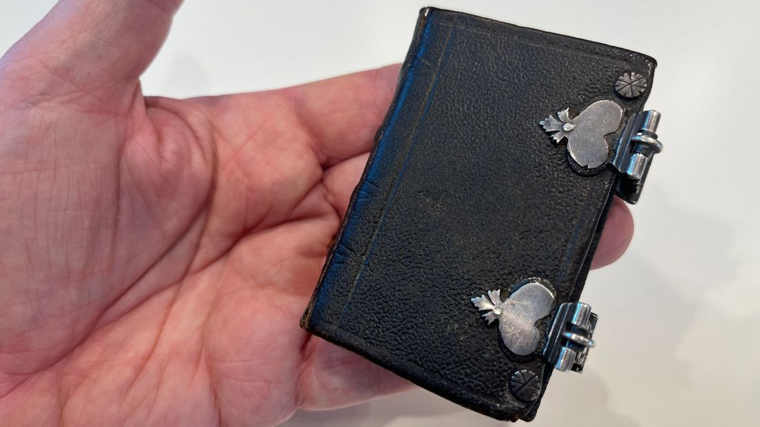 De kaft en slotjes hebben het boekje waarschijnlijk gered