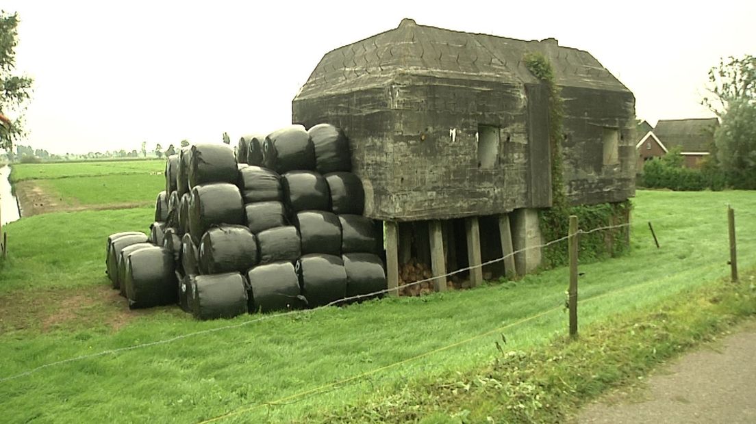 De bodemdaling in de polder is goed te zien aan deze bunker uit de Tweede Wereldoorlog. Deze bevindt zich nu op twee meter boven de grond.