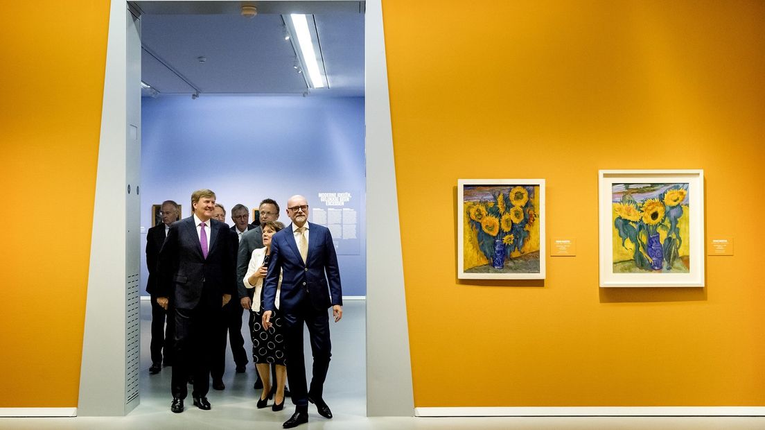 Koning Willem-Alexander en museumdirecteur Andreas Blühm tijdens de opening van de De Ploeg-expo
