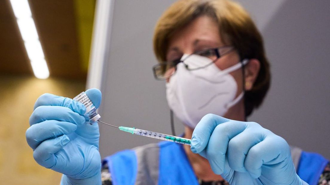 Het vaccineren tegen het apenpokkenvirus is maandag begonnen.