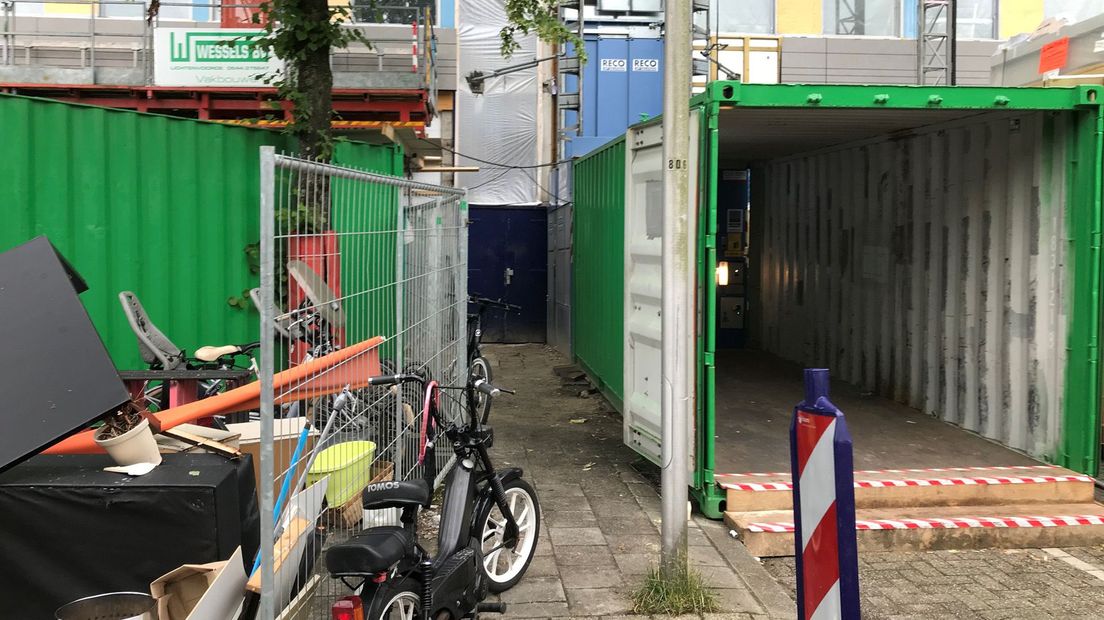 Voor iedere ingang van de flatgebouwen zijn grote, groene containers geplaatst.