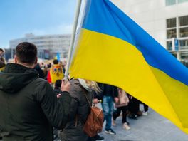 Bloemen, volkslied en zes minuten stilte bij solidariteitsmars voor Oekraïne