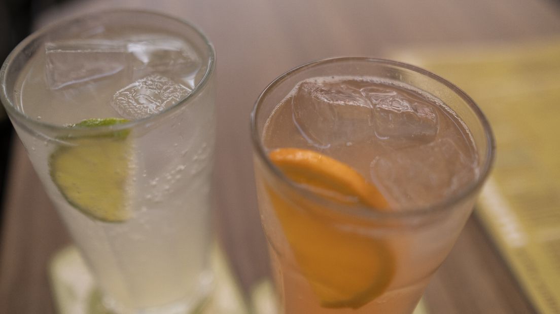 Twee glazen frisdrank