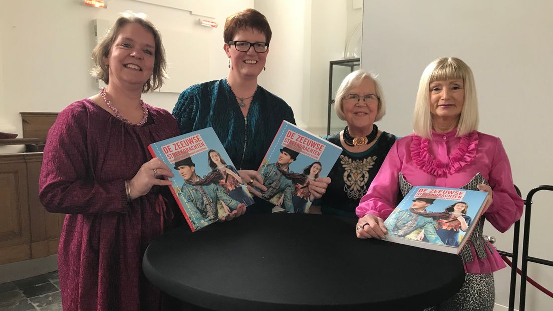 Jeanine Dekker, Jolien Sturm, Liza van der Heijden en Susan Bakx zijn apetrots op hun boek